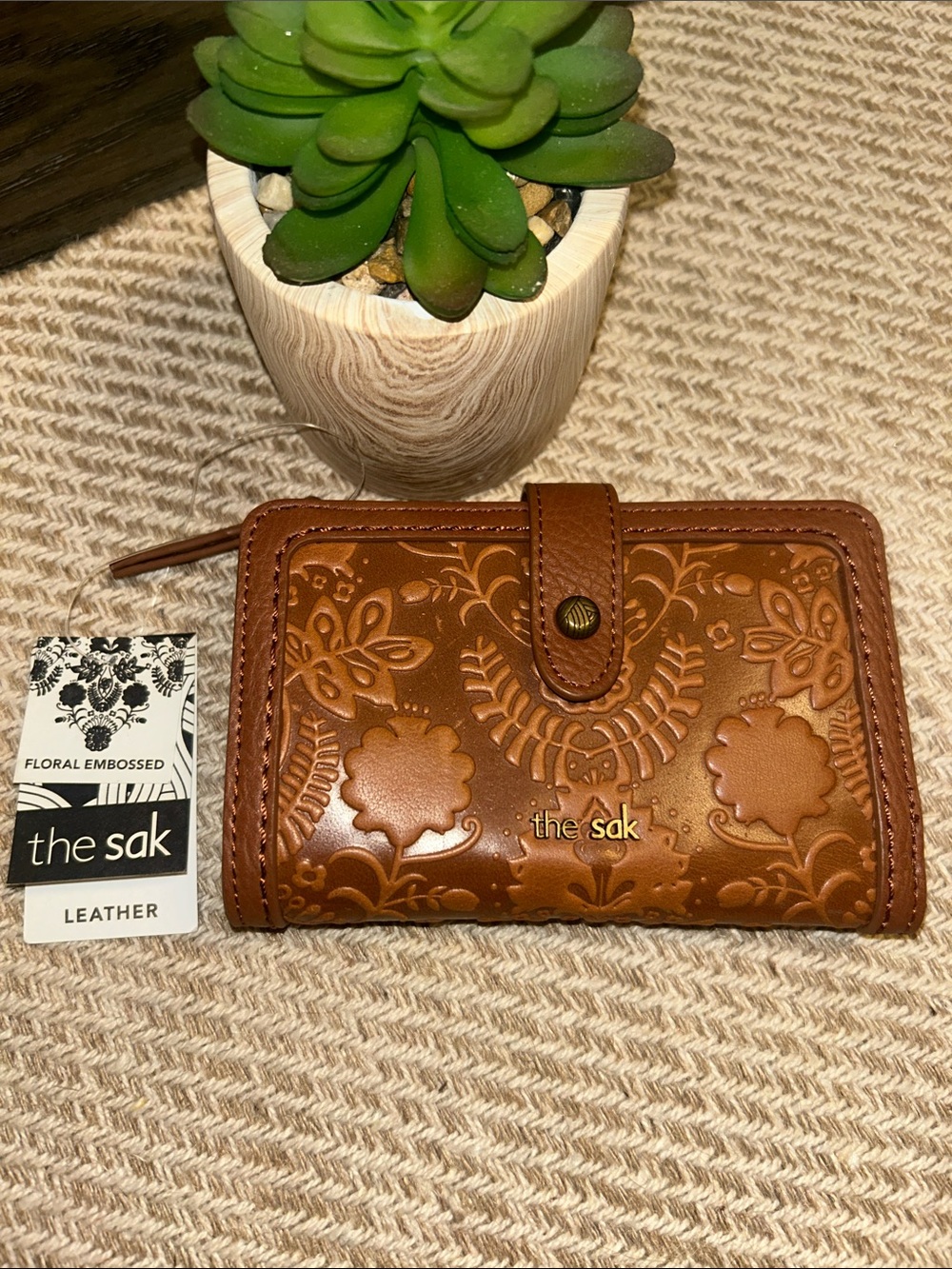 The Sak🌻NWT🤎Floral Embossed Brown LEATHER Wallet Style 108345 Silverlake